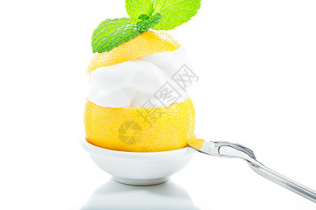 新鲜柠檬加柠檬奶油和薄荷糖美食奶油水果食物奶制品蓝色甜点盘子桌子玻璃图片