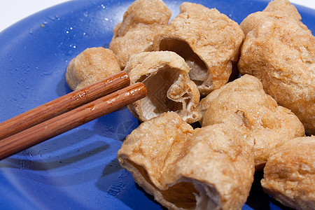 炸鱼蛋和筷子旅行烹饪海鲜盘子小吃市场餐厅食物油炸美食图片