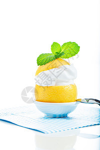 新鲜柠檬加柠檬奶油和薄荷糖蓝色甜点叶子鞭打水果奶制品食物桌子盘子奶油图片