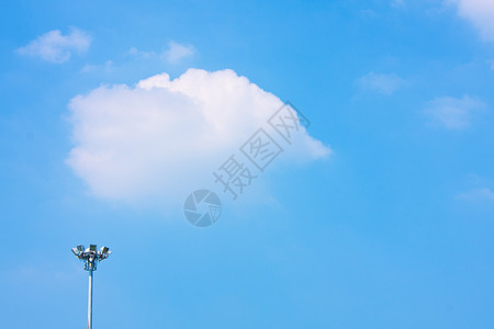 天空的云中闪耀着光芒图片