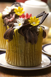 春松饼 装饰花瓣和郁金香杯子糖果花朵蛋糕粉色花瓶早餐芯片桌子玻璃图片