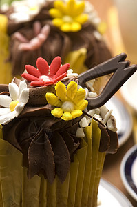 春松饼 装饰花瓣和郁金香玻璃海绵蛋糕妈妈们花瓶派对杯子桌子咖啡早餐图片
