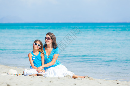 母亲和她女儿在沙滩上海岸线海岸乐趣海滨女孩孩子家庭妈妈海洋情调图片