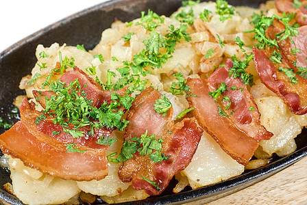 配培根的炸土豆叶子蔬菜沙拉午餐脂肪食物青菜熏肉芯片小吃图片