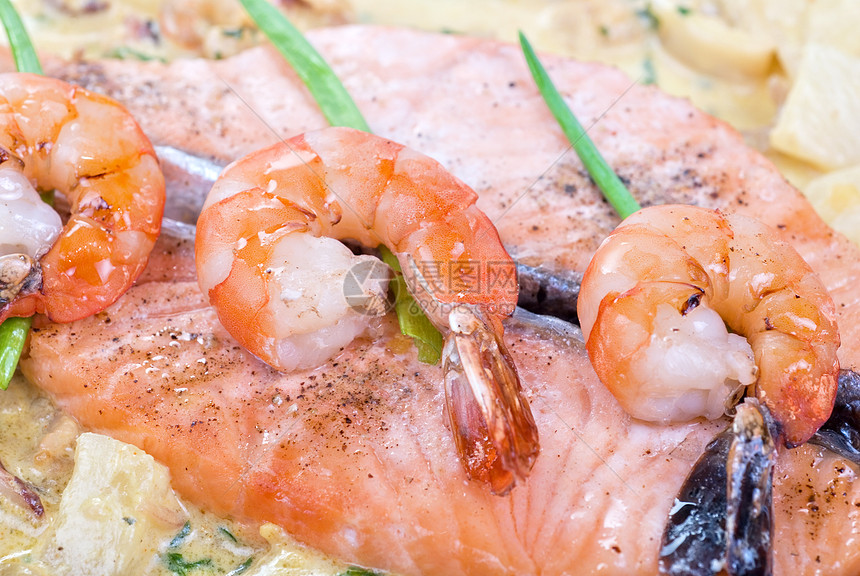 鲑鱼和海鲜宏观反射脆皮水煮鱼片食物营养烹饪午餐牛扒图片