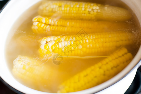 烧沸的玉米图片