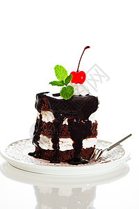 一个小巧克力蛋糕 配两层白奶油 樱桃和薄荷美食食物糕点餐厅馅饼浆果庆典桌子菜单盘子图片