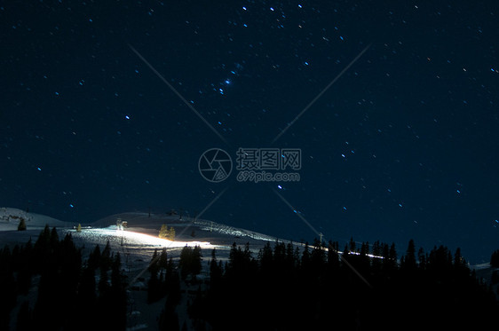 奥地利Montafon夜视全景季节星星蓝色日落滑雪月光森林旅游月亮松树图片