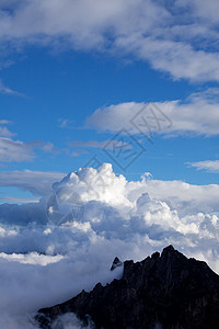 在意大利山高的云中顶峰天空戏剧性多云场景旅行岩石阳光蓝色乡村图片