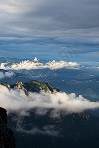 在意大利山高的云中乡村戏剧性爬坡场景天空旅行阳光顶峰多云岩石图片