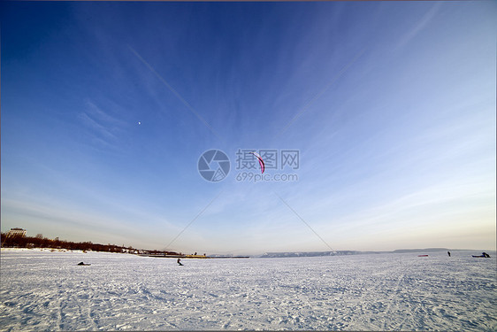 在冰冻湖上打滑衣太阳男人力量山脉运动天空风筝蓝色空气漂浮图片