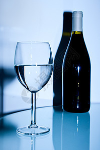 白葡萄酒瓶和玻璃标签饮料红色空白藤蔓瓶子白色图片