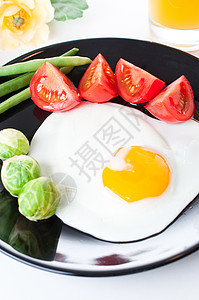 鸡蛋加蔬菜 白底早餐吃白菜图片