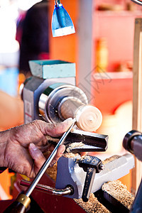 工作时的特纳钻头工人商业车削制造业工具工艺男性技术作坊图片