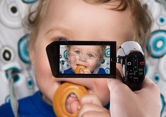 婴儿男孩录制到摄像机图片