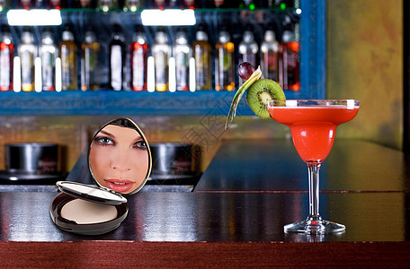 红鸡尾酒化妆品酒精瓶子女性金发眼睛酒吧粉末派对温泉图片