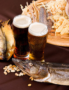 啤酒和零食酒吧开心果熟食美味海鲜液体小吃午餐餐厅盘子图片
