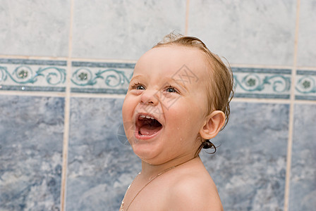 洗澡浴室微笑孩子皮肤男性卫生淋浴青年乐趣育儿图片