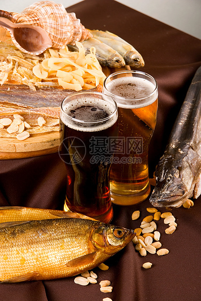 啤酒和零食小吃筹码液体开心果美味盐渍酒吧玻璃盘子午餐图片