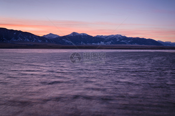 日出时湖和山岳 蒙大拿图片