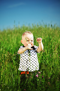 青草中的男孩金发幸福男性蓝色眼睛儿子孩子婴儿天空植物图片