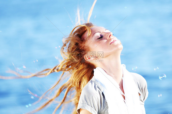 海边金发太阳自由晴天蓝色热带女性跑步海浪成人裙子图片