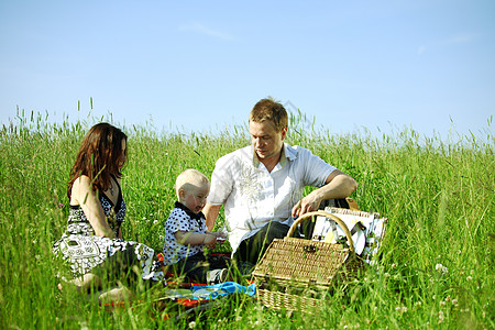 家庭野餐父亲父母男生男人公园女士微笑天空男性农村图片