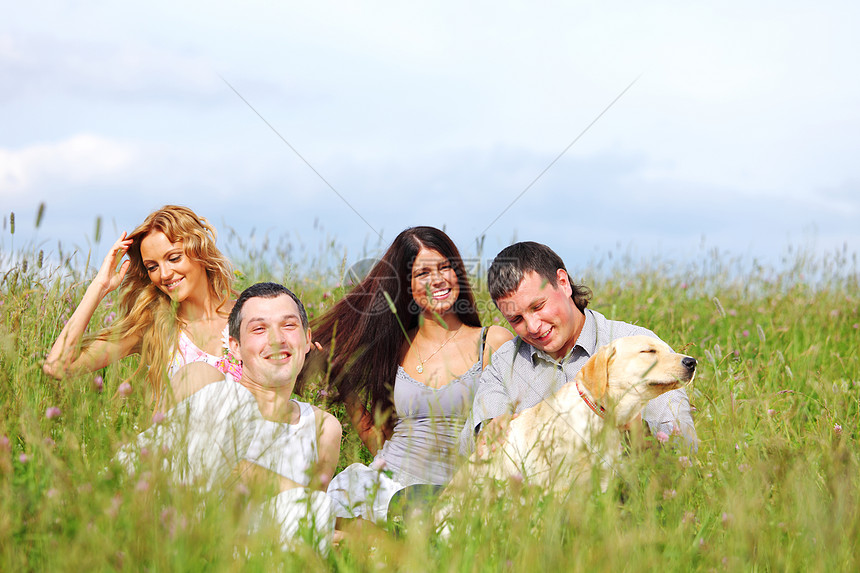 朋友和狗女性蓝色学生公园动物草地场地地面合作喜悦图片