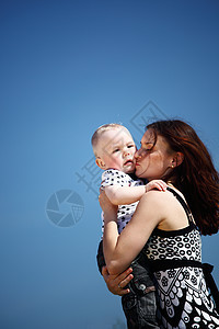 母亲和儿子天空蓝色乐趣生活幸福婴儿闲暇女孩草地童年图片