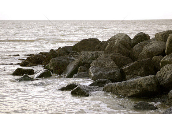 海洋中的岩石石头海岸假期天空海浪沿海海景海岸线支撑旅游图片