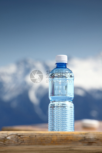 山区水天空运动冰川蓝色液体苏打瓶子旅行阳光矿物图片