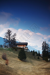 山中的白天空旅行小屋冻结建筑假期高山风景娱乐爬坡图片