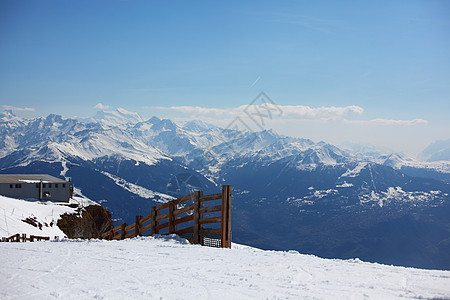 山上有高山天空蓝色暴风雪单板远足爬坡滑雪顶峰风景冻结图片