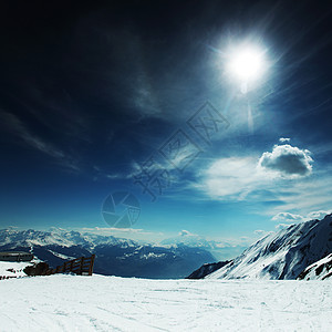 山上有高山风景天空旅行滑雪季节暴风雪单板太阳旅游岩石图片