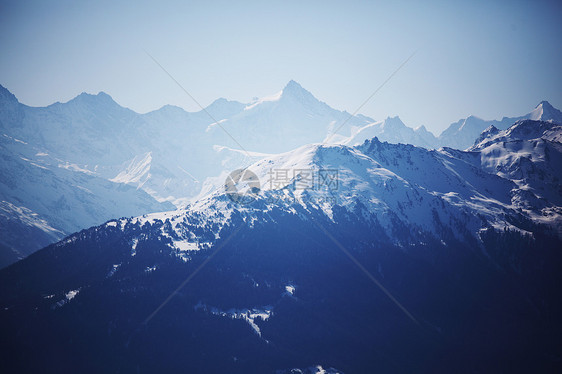 山上有高山阳光顶峰远足天空蓝色风景旅行暴风雪爬坡季节图片