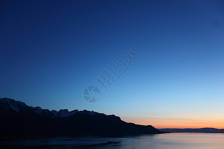 湖湖基因崎岖海岸线涟漪天空环境帆船远景山脉蓝色山峰图片