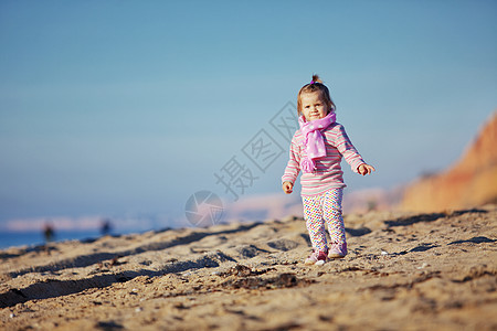 海滩上的孩子围巾衣服青年童年女性婴儿女孩儿童闲暇休息图片