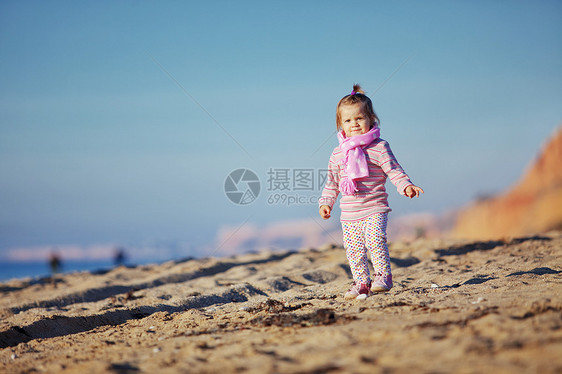 海滩上的孩子围巾衣服青年童年女性婴儿女孩儿童闲暇休息图片