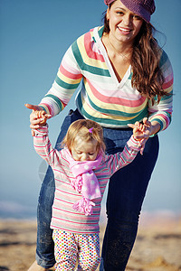 幸福家庭假期童年快乐父母婴儿孩子女儿女性海滩女孩图片