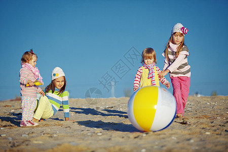 孩子们在海滩玩朋友们游戏青年团体友谊婴儿快乐儿童乐趣闲暇图片