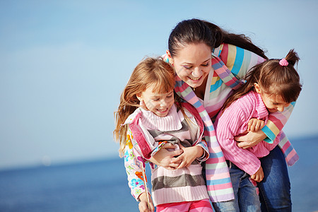 幸福家庭女孩闲暇海滩婴儿母亲童年自由双胞胎父母乐趣图片
