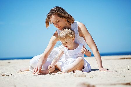 家庭在海滩上女儿育儿婴儿团体假期母亲父母童年闲暇快乐图片