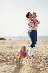 幸福家庭孩子们童年育儿海滩假期自由乐趣闲暇婴儿女孩图片