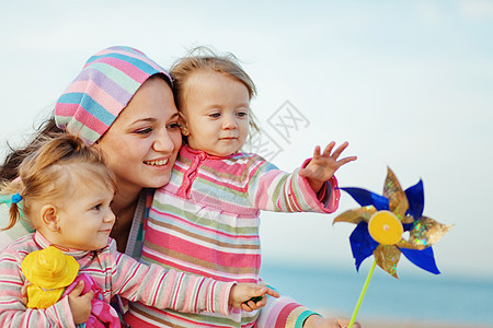 幸福家庭女性假期父母双胞胎母亲自由童年乐趣闲暇育儿图片
