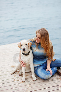 带狗的女孩女士拥抱草地训练白色友谊朋友闲暇女性猎犬图片