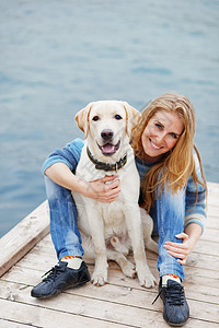 带狗的女孩友谊蓝色微笑宠物闲暇女性拥抱猎犬训练乐趣图片