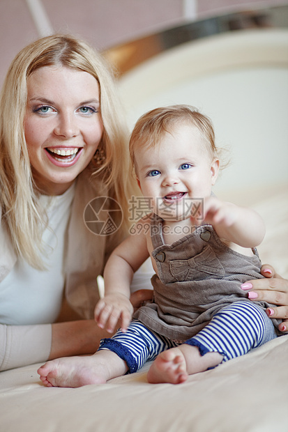 母亲与她的孩子地毯房间育儿女士童年妈妈家庭女儿父母苗圃图片