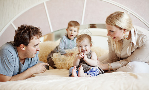 在家幸福的一家人父亲女孩孩子们青年育儿兄弟乐趣卧室快乐团体图片