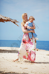 母亲有子女太阳婴儿家庭女士海滩假期女孩快乐童年团体图片