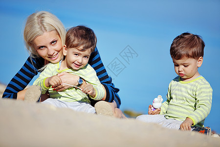 家庭休闲娱乐海滩自由乐趣母亲儿子们童年快乐闲暇兄弟婴儿图片